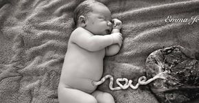 Foto que mostra recém-nascido com cordão umbilical e placenta faz sucesso na internet