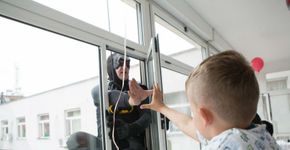 Policiais albaneses se vestem de super-heróis <br>para surpreender crianças em hospital