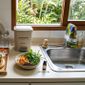Da redação: Tem notado pequenas moscas na cozinha ultimamente? Seque as cascas de frutas que você ia jogar fora e elas somem rapidinho