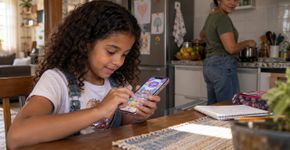 Criança usava o celular da mãe para jogar depois da escola, começou a comprar pequenos itens sem entender que eram reais e a família só percebeu quando a fatura chegou muito acima do normal