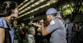Ato em frente à PUC-SP termina em confronto com a PM
