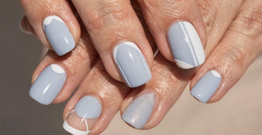 A cor de esmalte azul-pastel que deixa qualquer look de verão muito mais sofisticado