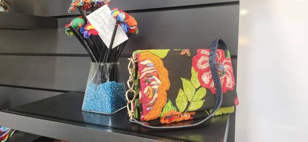 São bolsas, carteiras, roupas e acessórios criados com chita