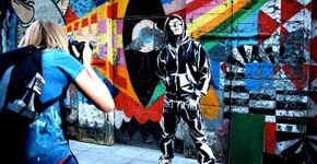 Na contramão dos graffitis tridimensionais, artista incorpora modelos vivos à parede