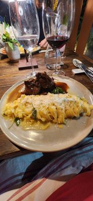 Filletto ai fungi, medalhão de filé mignon e tagliatelle na manteiga de sálvia