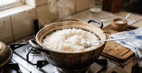 O que fazer para o arroz não empedrar e ficar soltinho depois de frio na geladeira?