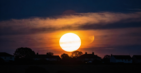 Que luz brilhante é aquela no céu depois do pôr do sol?
