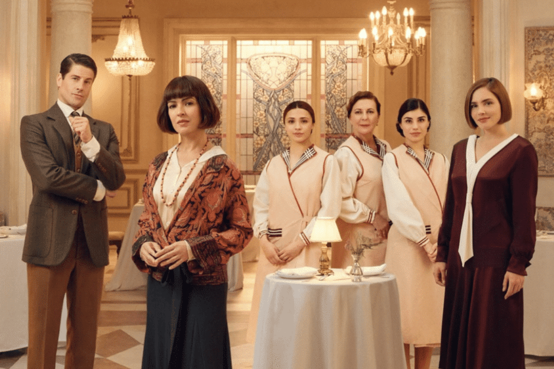 Em “La Favorita 1922”, Elena e Cecilia enfrentam novos desafios para manter o restaurante em Madri (Imagem: Reprodução digital | Mediaset España e Discovery Global Drama)