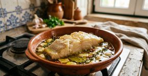 Os portugueses concordam: “Para deixar o bacalhau mais aromático e suculento, o segredo é adicionar azeite extravirgem durante o preparo.”