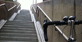Uma solução simples e barata para ajudar ciclistas a subir escadas