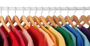 Qual é a melhor cor de roupa para enfrentar o calor? A ciência responde!