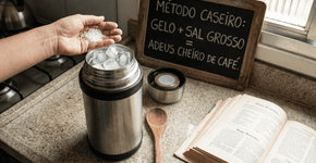 O truque do gelo com sal pra tirar o cheiro de café velho da garrafa térmica