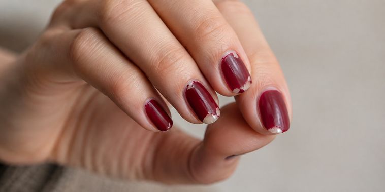 Featured main: O esmalte lasca no dia seguinte: o problema pode começar antes de a manicure abrir o vidrinho