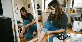 A barra de calça invisível que virou tendência porque não precisa de máquina e resolve o problema do jeans comprido demais