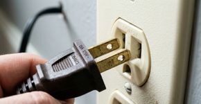 Elas não são decorativas: descubra para que servem os orifícios nas tomadas elétricas e como eles previnem acidentes