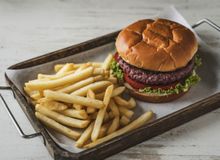 Featured side: Hambúrguer e batata frita: veja como incluir na dieta sem prejudicar a saúde 