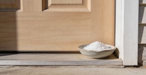 O que significa colocar sal grosso na porta de casa?
