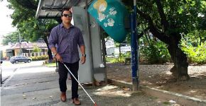 Brasileiro vence prêmio da ONU com óculos que guiam cegos
