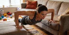 3 exercícios no sofá que tiram a flacidez dos braços