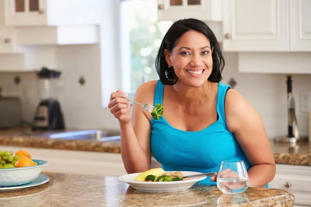 Uma alimentação equilibrada é fundamental durante a transição para a menopausa (Imagem: Monkey Business Images | Shutterstock)