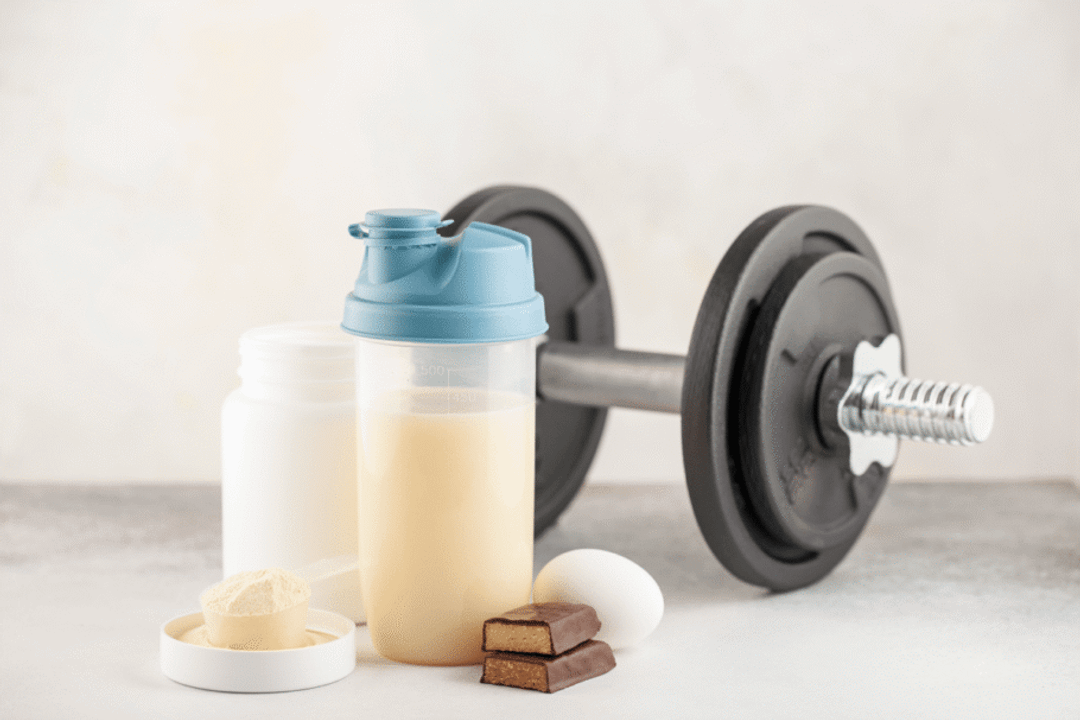 Escolher shakes e suplementos apenas pelas calorias pode levar a uma ingestão insuficiente de nutrientes e comprometer a rotina alimentar (Imagem: NatalyaBond | Shutterstock)