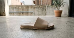 O chinelo minimalista que dominou 2026 e fica incrível até com seus looks mais arrumados
