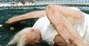 Artistas fazem escultura hiper-realista de anjo caído