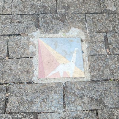 Placas na calçada indicam onde observar fósseis de dinossauros em Uberaba