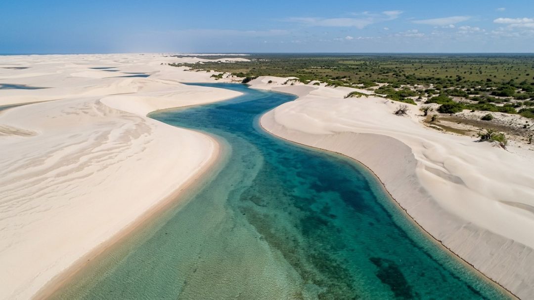 O turismo sustentável e consciente fortalece a preservação da biodiversidade e valoriza as comunidades tradicionais locais.