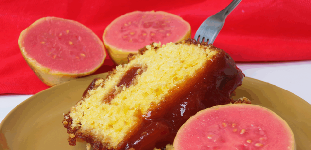 Bolo de fubá com goiabada que derrete na boca e deixa cada fatia ainda mais irresistível