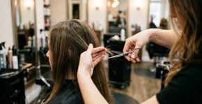 Adeus ao cabelo reto e sem movimento: o corte em camadas que voltou com força e deixa os fios mais leves sem tirar muito comprimento