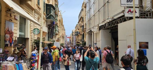 Apesar de ainda ser primavera, as ruas de Valleta estavam lotadas de turistas