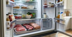 Descongelar carne sobre a bancada pode parecer mais rápido, mas aumenta o tempo do alimento fora da refrigeração: autoridades da Austrália e da Nova Zelândia recomendam usar geladeira ou micro-ondas