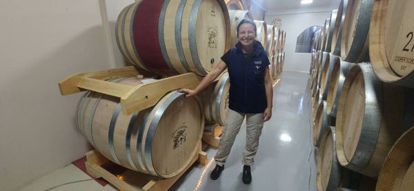 Maikely Paim, enóloga da vinícola, acompanhou nosso tour 