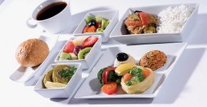 Vai viajar? Saiba como solicitar comida vegana no avião