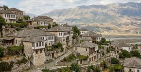 Casas de dois andares desenvolvidas no século XVII, bazar e construções religiosas: a cidade albanesa no vale do Drinos que preserva uma forma de viver marcada pelo período otomano