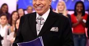 Silvio Santos coloca a mão dentro do vestido de Helen Ganzarolli