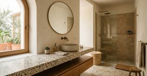 Adeus ao mármore polido: o novo piso de terrazzo para banheiro que virou febre nas casas espanholas