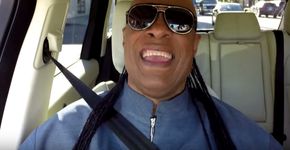 Melhore o seu dia com esse vídeo do Stevie Wonder cantando músicas num carro