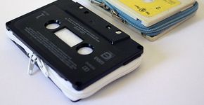 Moedeiras confeccionadas a partir de fitas K7 – R$ 18