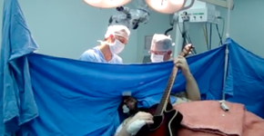 Em vídeo, paciente toca violão durante cirurgia no cérebro