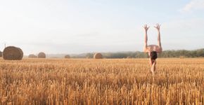 Contorcionista cria figuras com o corpo em meio à natureza