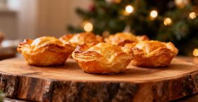 Aperitivo de Natal fica pronto em 25 minutos usando massa folhada com cream cheese e salmão