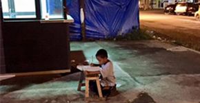 História do menino que estuda na rua acaba bem