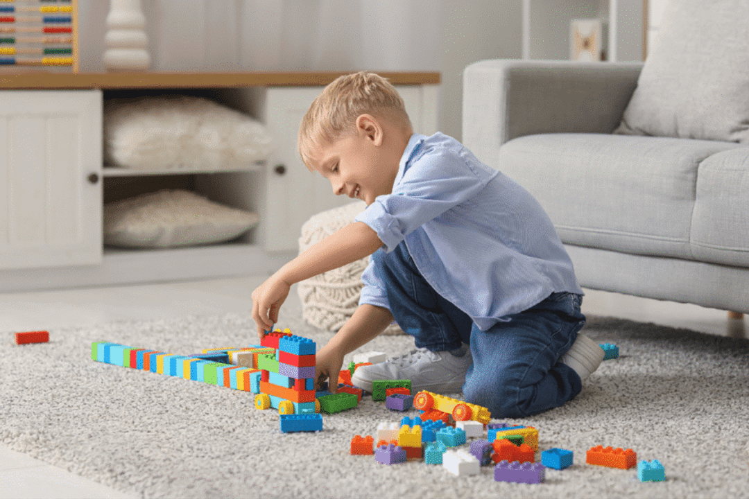 Ao encaixar peças e construir diferentes estruturas, a criança explora formas, tamanhos e espaços enquanto desenvolve habilidades (Imagem: Pixel-Shot | Shutterstock)
