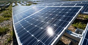 Aterro fechado há mais de 20 anos virou usina solar com 1.900 painéis, gera energia equivalente ao consumo de 200 casas e rende US$ 72 mil por ano à cidade