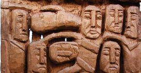 Escultura em madeira na Galeria Estação