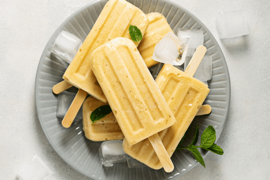 Picolé de abacaxi, manga e banana (Imagem: Erhan Inga | Shutterstock)