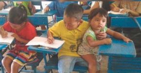 Menino de 7 leva irmão menor à escola para não faltar na aula
