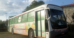 O feirante que decidiu levar a feira, de ônibus, para perto dos clientes